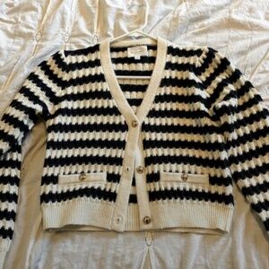 Laurel cardigan Very cozy with beautiful gold boucle buttons🟰🤍🖤🟰